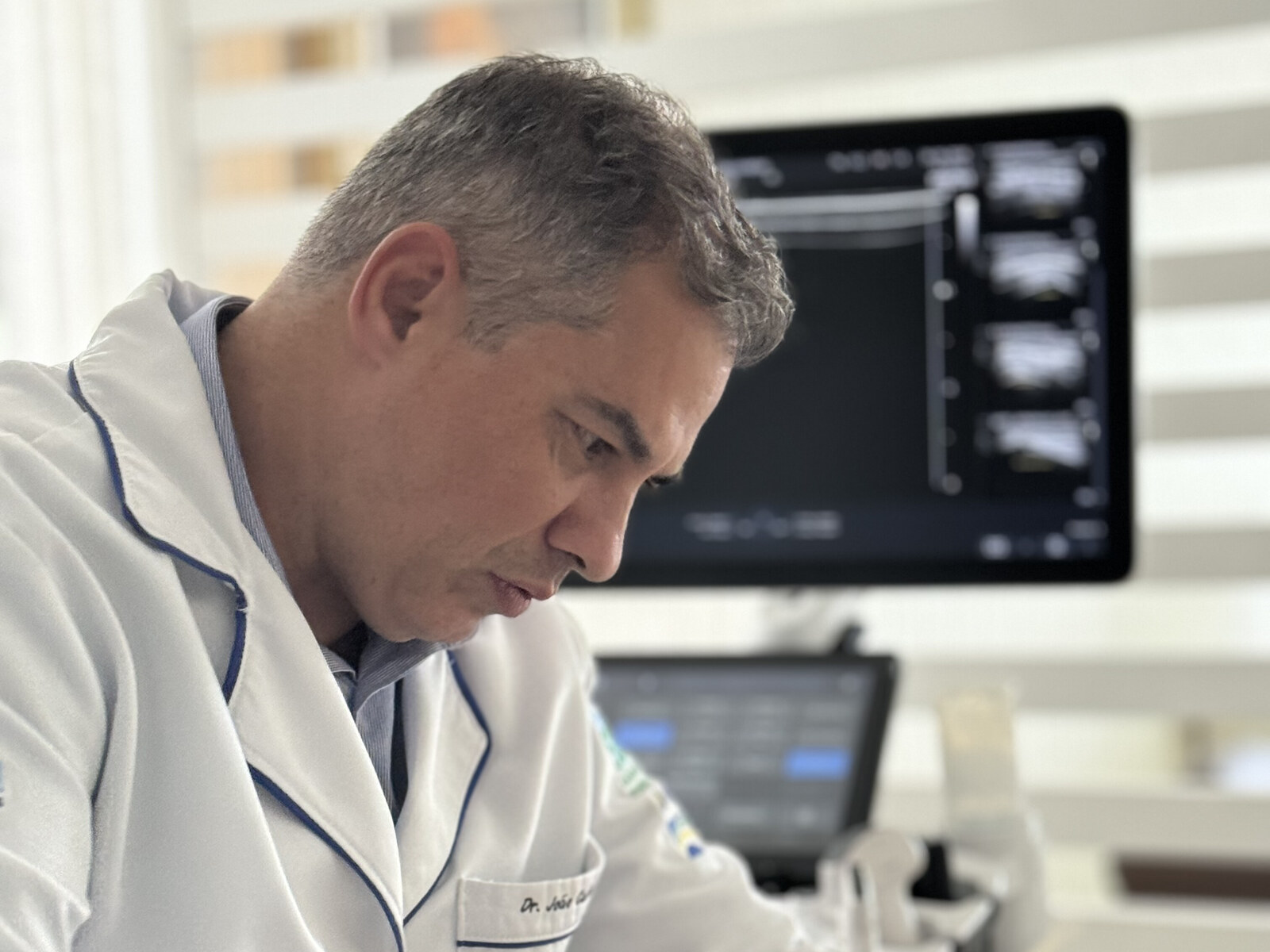 Dr. João Piccinin em procedimento guiado por ultrassom