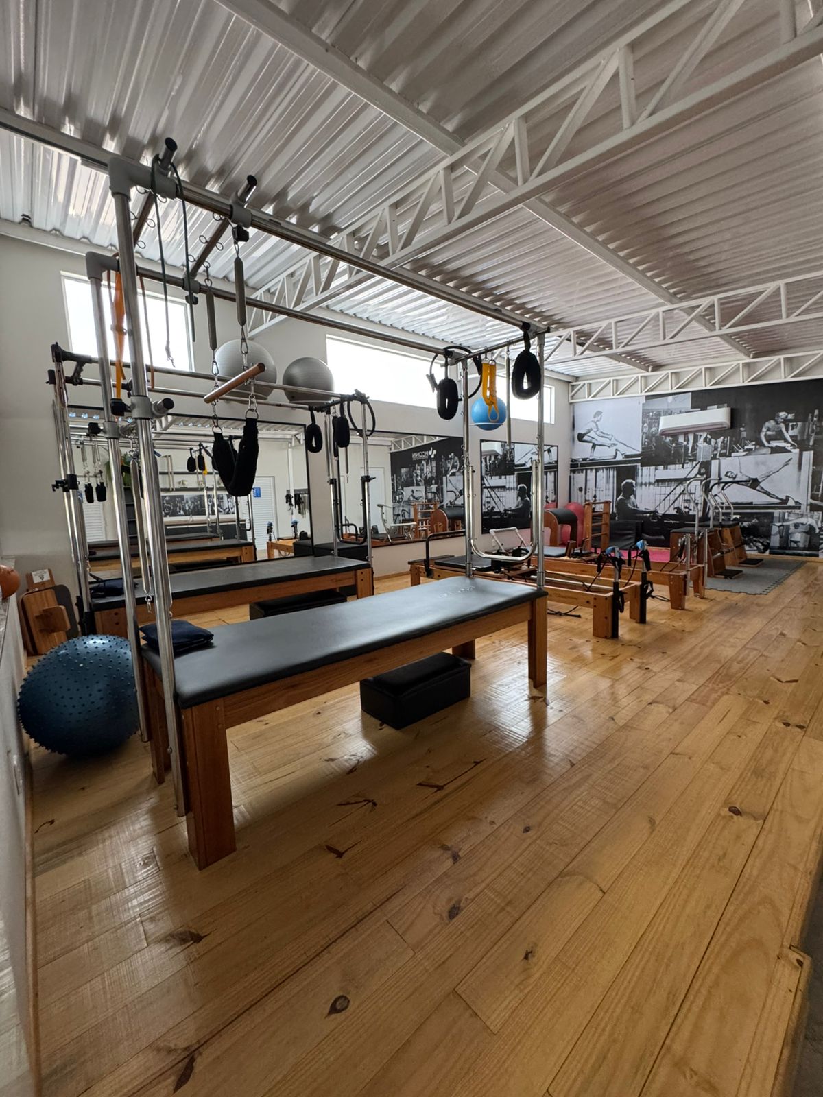 Estúdio de Pilates com cadillac, reformer e aparelhos completos